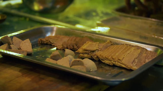 2 m&oacute;n phở đang khiến cộng đồng ẩm thực S&agrave;i G&ograve;n s&ocirc;i sục: T&ocirc; ngập thịt b&ograve; gi&aacute; 2,3 triệu, t&ocirc; sang chảnh với nguy&ecirc;n ch&uacute; t&ocirc;m h&ugrave;m