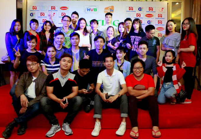 Đông đảo diễn viên chuyên và không chuyên tham gia casting.