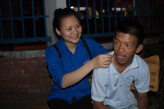 Các bạn sinh viên vừa là thầy, vừa là người thân của các em khuyết tật. (Ảnh: Hoa Nhi)