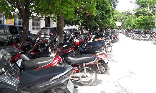 Do nhu cầu gửi xe quá lớn, hai điểm trông giữ xe của Trường Đại học Điện lực luôn quá tải, sinh viên phải để xe dọc các hành lang khuôn viên trường.