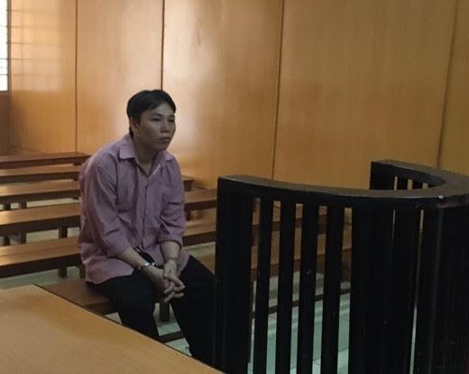 Yêu râu xanh trước vành móng ngựa.