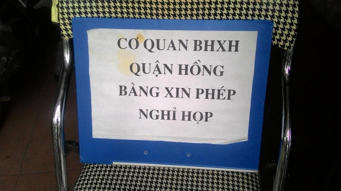 Bảo hiểm Xã hội Quận Hồng Bàng, Hải Phòng thông báo bằng 1 tấm biển rồi khóa cửa cơ quan để họp.