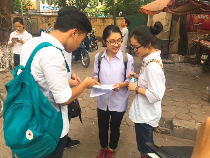 Thí sinh cùng nhau so sánh đáp án làm bài.