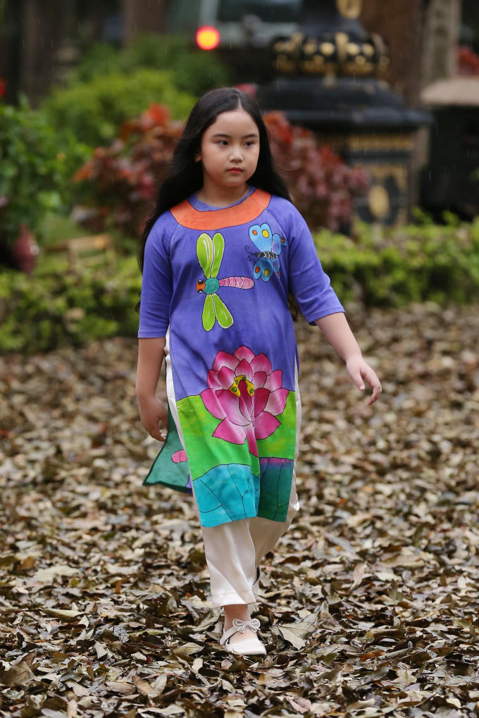 Hà Nội trở lạnh, gần 500 mẫu nhí cầm ô diễn trong mưa