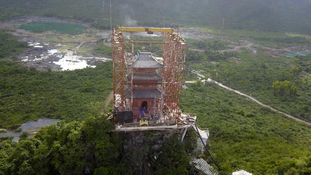 Tham gia thi công công trình chùa đặc biệt này có những người thợ có nhiều thợ đến từ Ấn Độ.