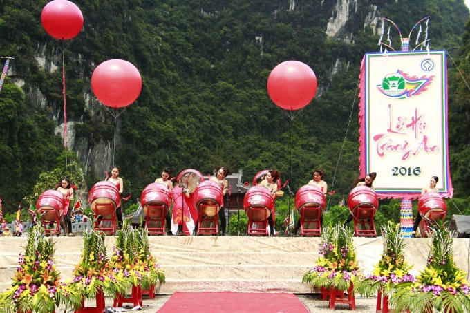 Các tiết mục văn nghệ, trống hội khai mạc.