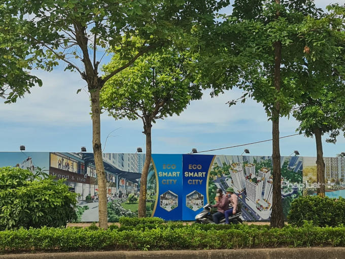Trong một văn bản ban hành mới đây, Sở Xây dựng Hà Nội thông tin, đến thời điểm hiện tại, Sở Xây dựng chưa nhận được văn bản, hồ sơ nào liên quan đến việc cấp giấy phép xây dựng đối với dự án Eco Smart City Cổ Linh; Cùng với đó, sở Xây dựng Hà Nội cũng chưa nhận được văn bản, hồ sơ nào liên quan đến việc nghiệm thu hoàn thành xây dựng cơ sở hạ tầng kỹ thuật dự án nêu trên.    Do vậy, dự án này chưa được rao bán và thực hiện các giao dịch liên quan đến mua bán căn hộ dưới mọi hình thức.
