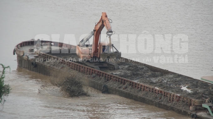 Nhiều người dân hoang mang, lo lắng bởi không biết là loại chất thải gì. Họ chỉ biết có mùi tanh hôi, đặc quánh, đen kịt, nổi váng dầu trên mặt nước.