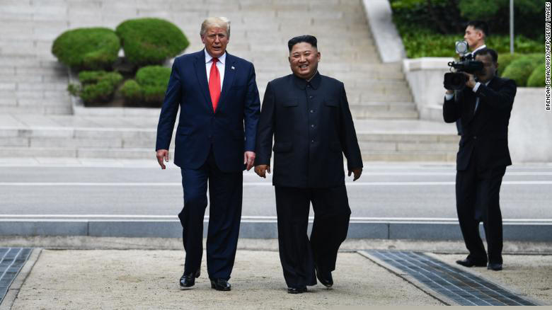 Tổng thống Trump gặp lãnh đạo Triều Tiên Kim Jong Un tại khu DMZ. Ảnh: CNN.