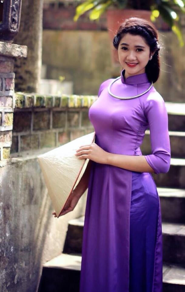 Vẻ đẹp cuốn hút của Hà Thị Thảo trong tà áo dài truyền thống.