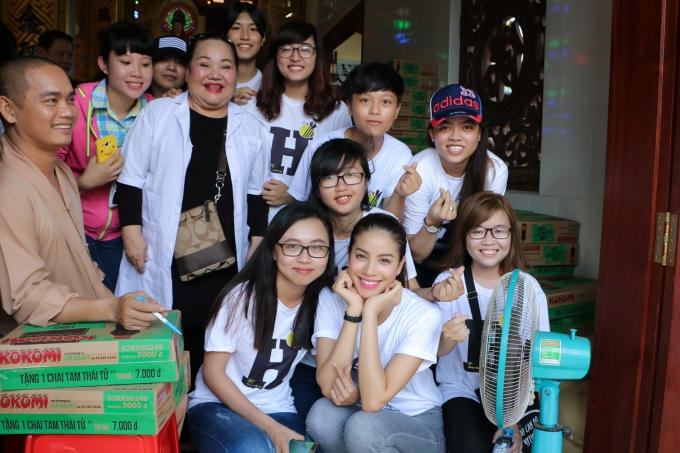 Hoa hậu Phạm Hương c&ugrave;ng &ldquo;b&agrave; ngoại&rdquo; Ngọc Gi&agrave;u đi từ thiện