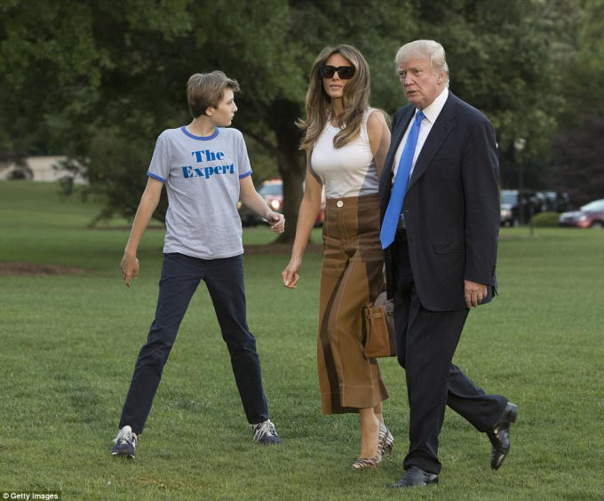 Trước khi đến Washington, bà Melania và Barron đã ghé thăm Căn cứ không quân Andrews cùng Tổng thống Trump. (Ảnh: Getty)