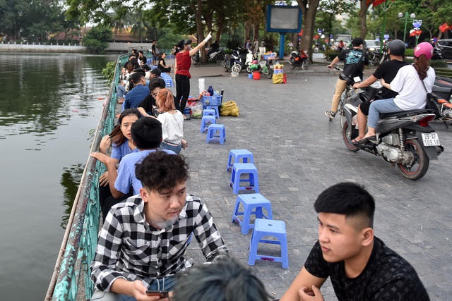 Tại khu vực ven hồ trên đoạn đường Thanh Niên, các quán trà đá vỉa hè hoạt động