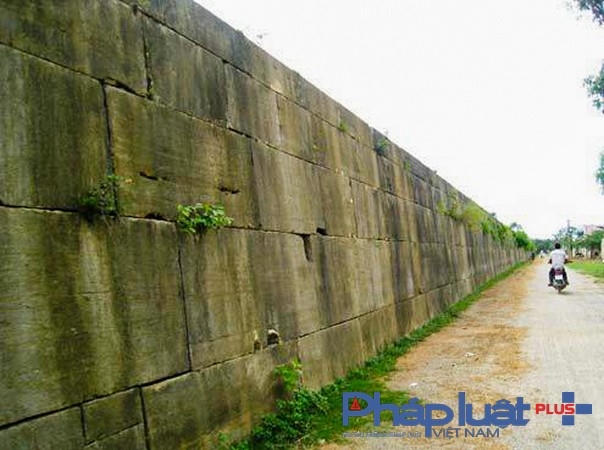 Toàn bộ tường thành và bốn cổng chính được xây dựng bằng những phiến đá xanh, đục đẽo tinh xảo, vuông vức, xếp chồng khít lên nhau. Các phiến đá có chiều dài trung bình 1,5m, dày 1m, nặng khoảng từ 15 đến 20 tấn.( Ảnh: Lê Hoàng)