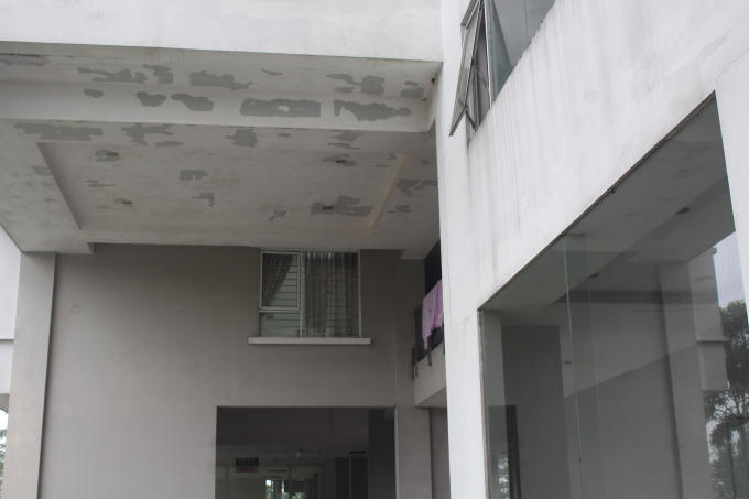 Những vết tường vá chằng chịt vừa ảnh hưởng đến mỹ quan.