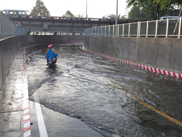 Hầm chui mới đưa vào sử dụng được hơn 10 ngày đã xảy ra ngập nước