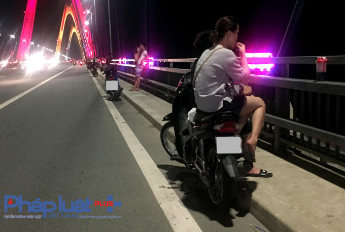 H&agrave;ng d&agrave;i những chiếc xe m&aacute;y dựng đỗ ngay tr&ecirc;n cầu. Điều n&agrave;y quả thật nguy hiểm cho ch&iacute;nh những người dừng đỗ cũng như những ai tham gia giao th&ocirc;ng qua đ&acirc;y.