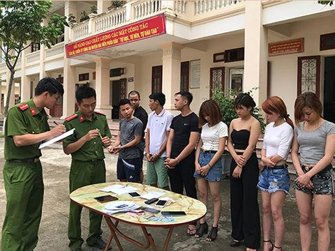Các đối tượng tại cơ quan công an.