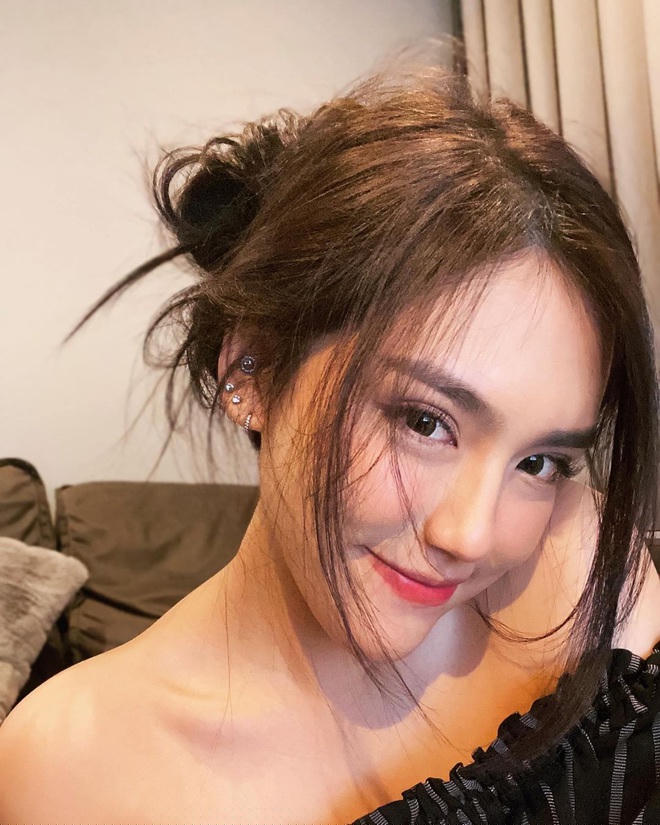 Không chạy theo trào lưu sexy, gợi cảm như các hot girl khác, Thanatcha vẫn giữ cho riêng mình nét đẹp đến từ sự tự nhiên, thanh thuần. Có lẽ chính vì điều này đã làm nên sức hút đặc biệt của cô gái này.