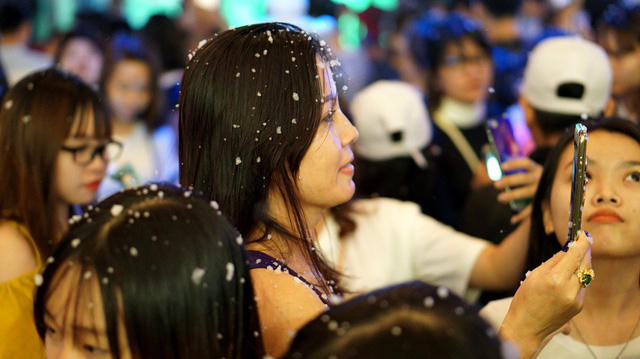“Sài Gòn đang có tuyết rơi nhé…” nhiều du khách trò chuyện trực tiếp trên mạng xã hội háo hức thông báo bạn bè