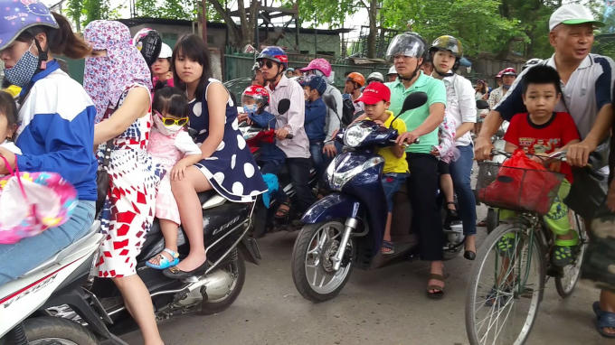 Người lớn, trẻ em phải nhích từng tí một để vào khu vui chơi.