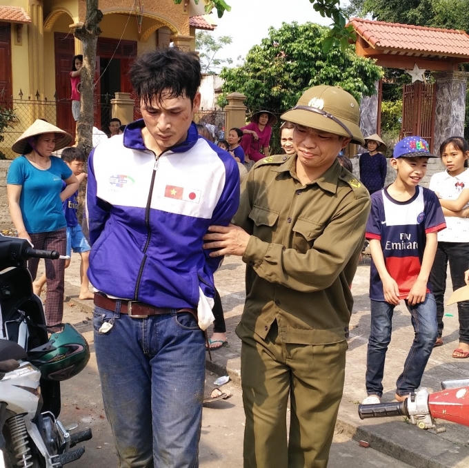 Tên trộm chó bị bắt lên công an xã.