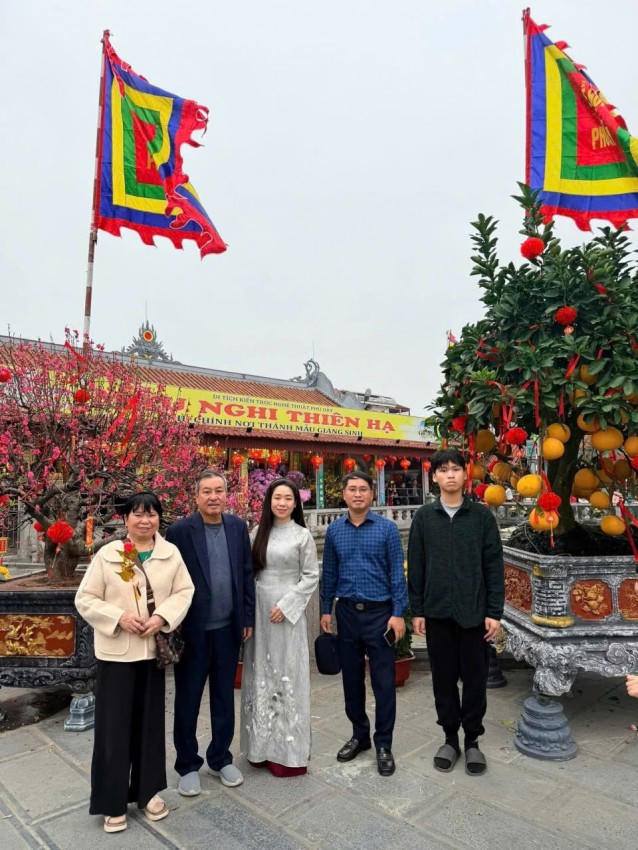 Khách thập phương về với chợ Viềng bời nơi đây còn gắn liền với nét tâm linh đạo mẫu.