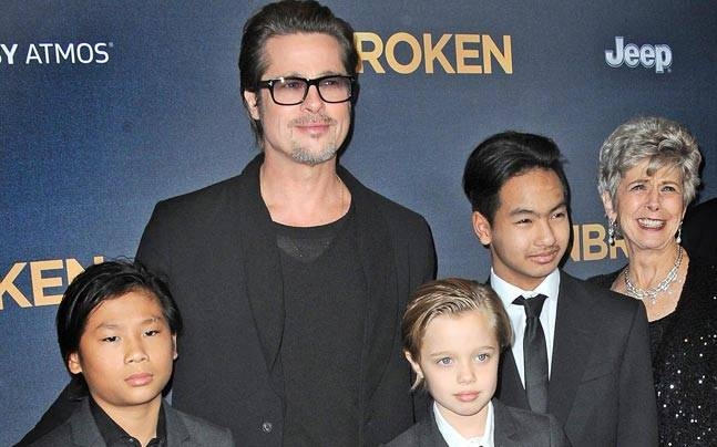 Brad Pitt bị cáo buộc bạo hành con trai cả Maddox (thứ 2 từ phải sang). (Ảnh: Getty)