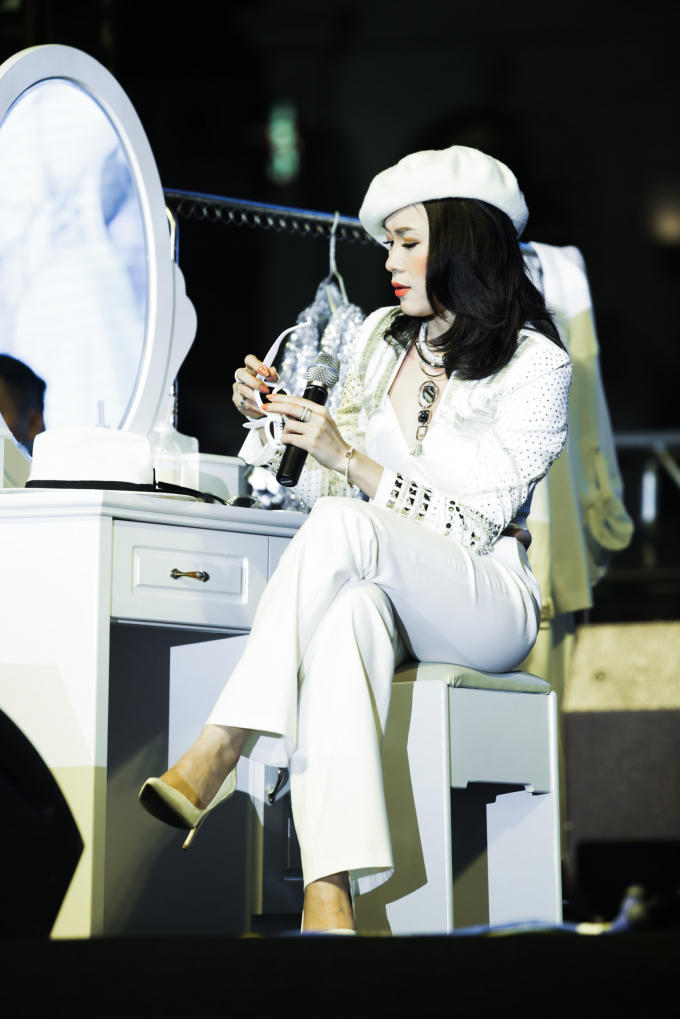 Mỹ T&acirc;m x&uacute;c động khi nhiều fans đồng thanh h&aacute;t c&ugrave;ng c&ocirc; trong loạt tiết mục mới nhất