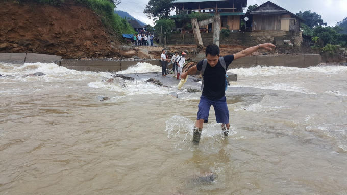 Khởi đầu hành trình đầy thử thách, bỏ lại sự lo lắng của các đồng nghiệp đứng bên kia bờ suối dõi theo