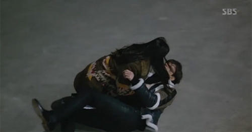 Huyền thoại biển xanh tập 9: Shim Chung ch&iacute;nh thức trở th&agrave;nh bạn g&aacute;i của Joon Jae