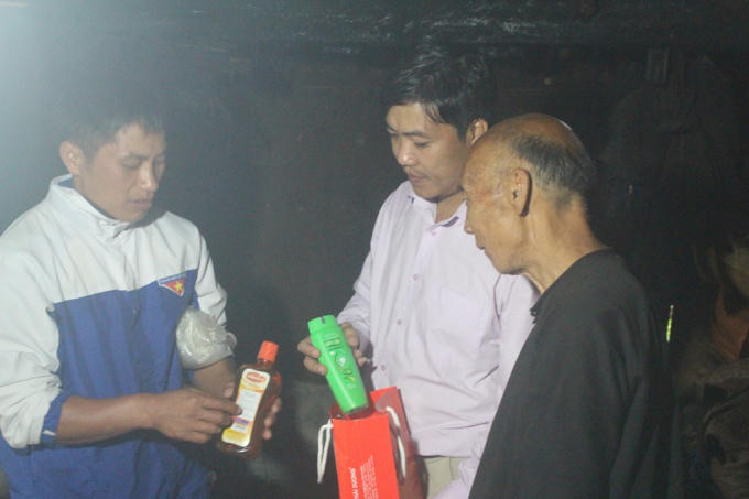 Do đồng b&agrave;o chưa r&otilde; tiếng Kinh n&ecirc;n anh Việt Nam c&ugrave;ng c&aacute;n bộ địa phương hướng dẫn sử dụng Nước s&uacute;c mi&ecirc;ng Valentine v&agrave; dầu gội Th&aacute;i Dương.