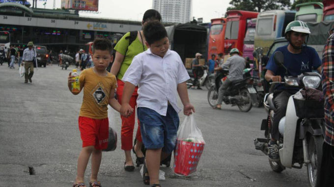 Tr&ecirc;n gương mặt của c&aacute;c ch&aacute;u nhỏ tỏ ra kh&aacute; mệt mỏi v&igrave; phải chờ xe l&acirc;u