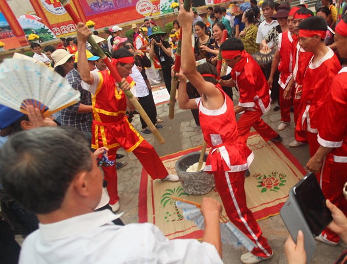 Công đoạn giã nhuyễn xôi làm bánh giầy