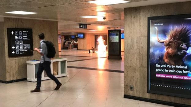Lửa bốc lên bên trong nhà ga trung tâm ở tủ đô Brussels. (Ảnh: Reuters)