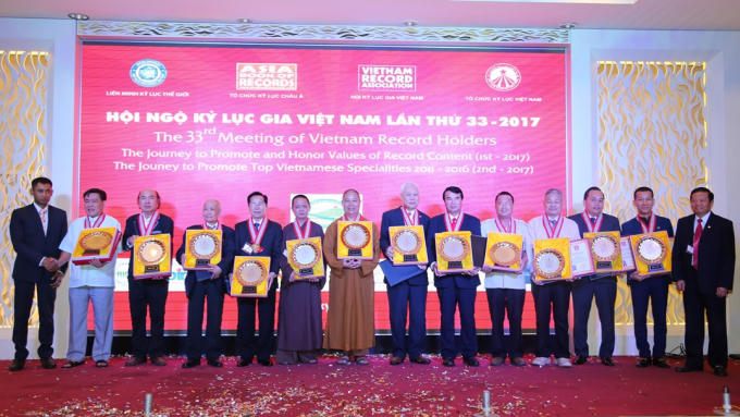 Viện Nội dung Kỷ lục Thế giới, cơ quan nghi&ecirc;n cứu tất cả c&aacute;c gi&aacute; trị nội dung kỷ lục của c&aacute;c Kỷ lục gia v&agrave; đơn vị sở hữu kỷ lục tr&ecirc;n to&agrave;n thế giới, đơn vị trực thuộc Li&ecirc;n minh Kỷ lục Thế giới - Worldkings lần đầu ti&ecirc;n trao giải thưởng Cống hiến nhằm&nbsp;tri &acirc;n những đ&oacute;ng g&oacute;p c&ugrave;ng những th&agrave;nh tựu cống hiến m&agrave; Kỷ lục gia v&agrave; c&aacute;c đơn vị sở hữu Kỷ lục tr&ecirc;n to&agrave;n thế giới đ&atilde; đạt được.Trong ảnh, 12 Kỷ lục gia v&agrave; Đơn vị sở hữu Kỷ lục đầu ti&ecirc;n của Việt Nam nhận giải thưởng với sự đề cử trực tiếp của&nbsp;Tổng gi&aacute;m đốc Tổ chức Kỷ lục Việt Nam .