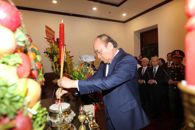 Thủ tướng Nguyễn Xuân Phúc và các đại biểu dâng hương Chủ tịch Hồ Chí Minh tại Bến Nhà Rồng