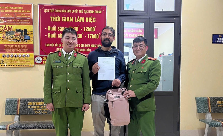 Lực lượng Công an xã Tả Van trao trả tài sản cho du khách nước ngoài tại trụ sở. Ảnh: CACC