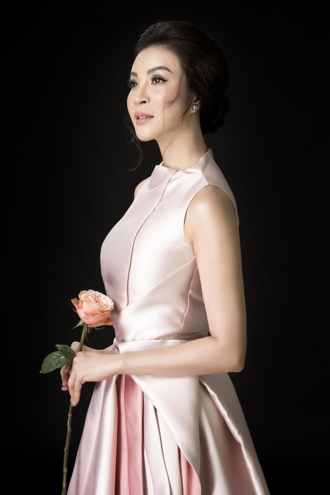 BST sử dụng chất liệu vải lụa cao cấp, mang đến cảm giác sang trọng, quý phái. MC Thanh Mai chọn một thiết kế gam màu hồng ngọt ngào. Phần tùng váy bất đối xứng được cắt xẻ và xếp lớp cầu kì, tạo điểm nhấn cho chiếc đầm.