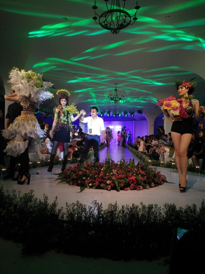 Những bộ tranh phục độc đáo, lạ mặt được kết từ những bông hoa tươi và vật liệu khô. Ảnh: Vân Trương