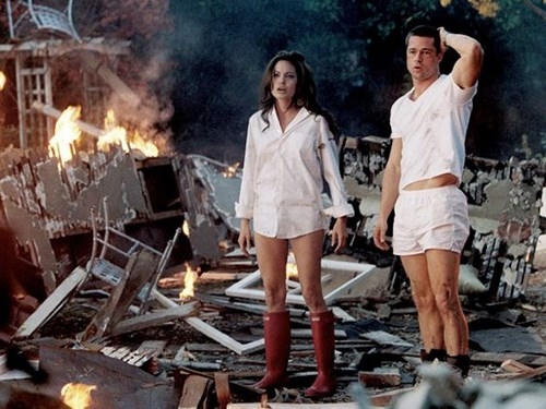 Năm 2004, Angelina Jolie và Brad Pitt lần đầu hợp tác trong bộ phim hành động tình cảm "Mr & Mrs Smith" đạo diễn Doug Liman và xuất hiện tin đồn tình cảm. Thời gian này, minh tinh Hollywood vừa ly dị ông xã thứ hai sau 3 năm chung sống. Trong khi đó, Brad Pitt vẫn là “hoa có chủ”. Và bà xã của anh chính là người đẹp Jennifer Aniston.