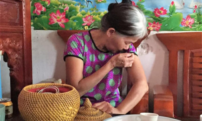 Bà Nhở đau đớn kể lại sự việc xảy ra với con gái. Ảnh: YC.