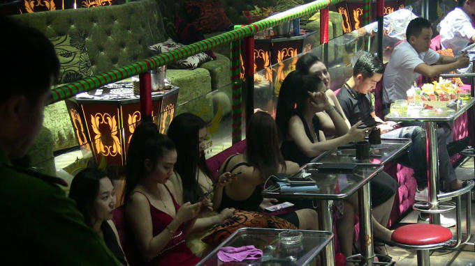 Nhiều dân chơi nghi phê ma tuý tại 2 quán bar được đưa về trụ sở. Ảnh: C.T