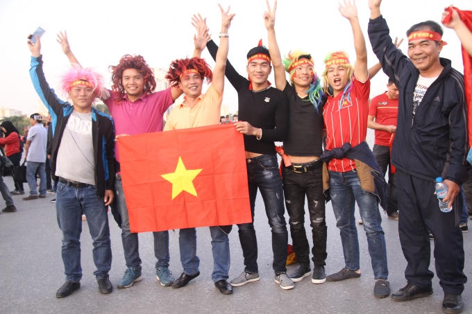 Một số CĐV hóa trang để cổ vũ cho đội nhà.