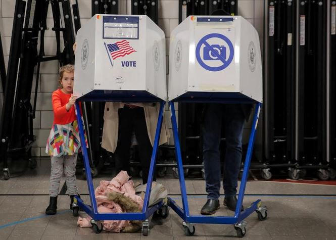 Tại bang Tennessee, số cử tri trẻ đi bỏ phiếu có dấu hiệu tăng vọt. Trong số những cử tri bỏ phiếu sớm, có tới 98.000 người ở độ tuổi từ 18 đến 29, cao gấp 7 lần con số 12.800 người của năm 2014. Đặc biệt, Tennessee là bang nơi ca sĩ nhạc đồng quê Taylor Swift đã lên tiếng kêu gọi các fan hâm mộ đi bỏ phiếu theo đúng quyền công dân. Ảnh: Reuters