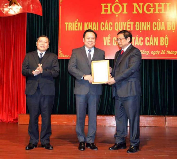 Ông Phạm Minh Chính- Ủy viên Bộ Chính trị, Trưởng Ban Tổ chức Trung ương trao Quyết định phân công ông Nguyễn Hoàng Anh - Ủy viên T.Ư Đảng, Bí thư Tỉnh ủy Cao Bằng nhiệm kỳ 2015 - 2020 thôi tham gia Ban Chấp hành, Ban Thường vụ và thôi giữ chức Bí thư Tỉnh ủy Cao Bằng nhiệm kỳ 2015 - 2020 để phân công nhiệm vụ mới. (Ảnh: Dân việt)