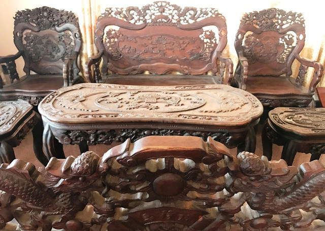 Những món đồ gỗ được chạm trổ hết sức tinh vi