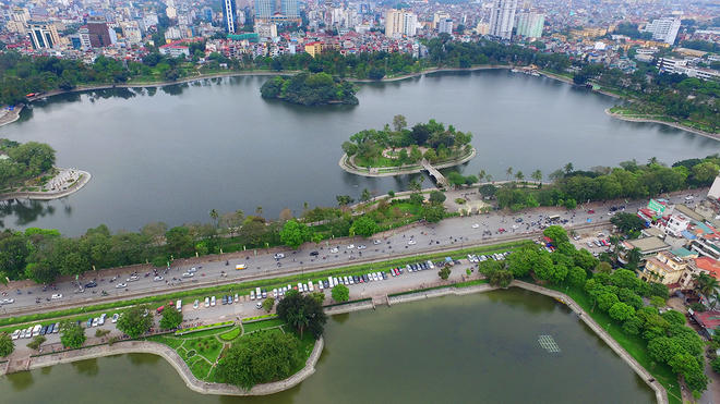 Hồ Bảy Mẫu (quận Hai Bà Trưng) rộng hơn 21 ha, nằm trong công viên Thống Nhất. Giữa hồ có hai đảo Thống nhất và Hòa Bình. Nằm cạnh hồ Bảy Mẫu là hồ Ba Mẫu, được ngăn cách bởi đường Lê Duẩn.