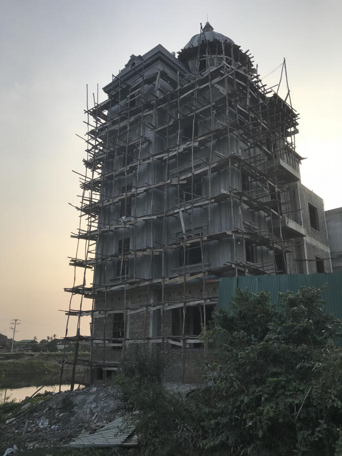 Biệt thự “đồ sộ” không phép xây dựng cạnh sông Giẽ Hạ (nhánh sông Nhuệ).