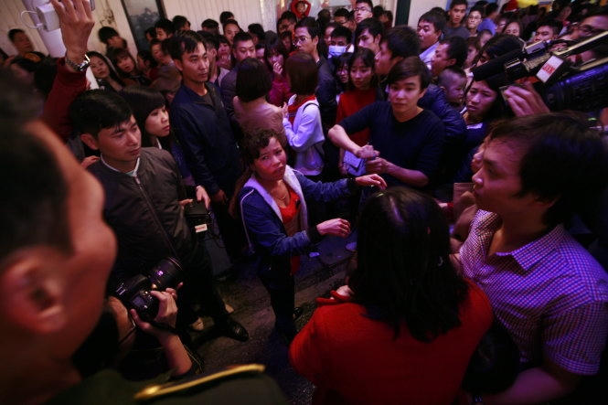 Người phụ nữ bị bỏng và cháy xén hết tóc được mọi người sơ cứu giúp - NAM TRẦN